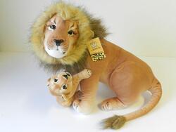 Lev sedící s mládětem  48cm