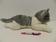 Kočka ležící plyš bílo-šedá 36cm - 2/2